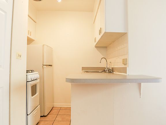 4th image of 605 W Cornelia Ave #283