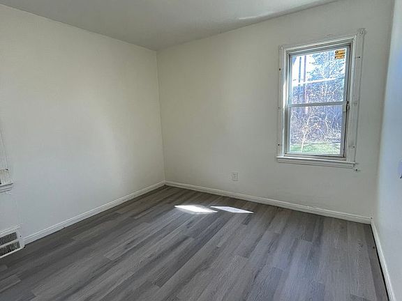 4th image of 19372 Grandville Ave