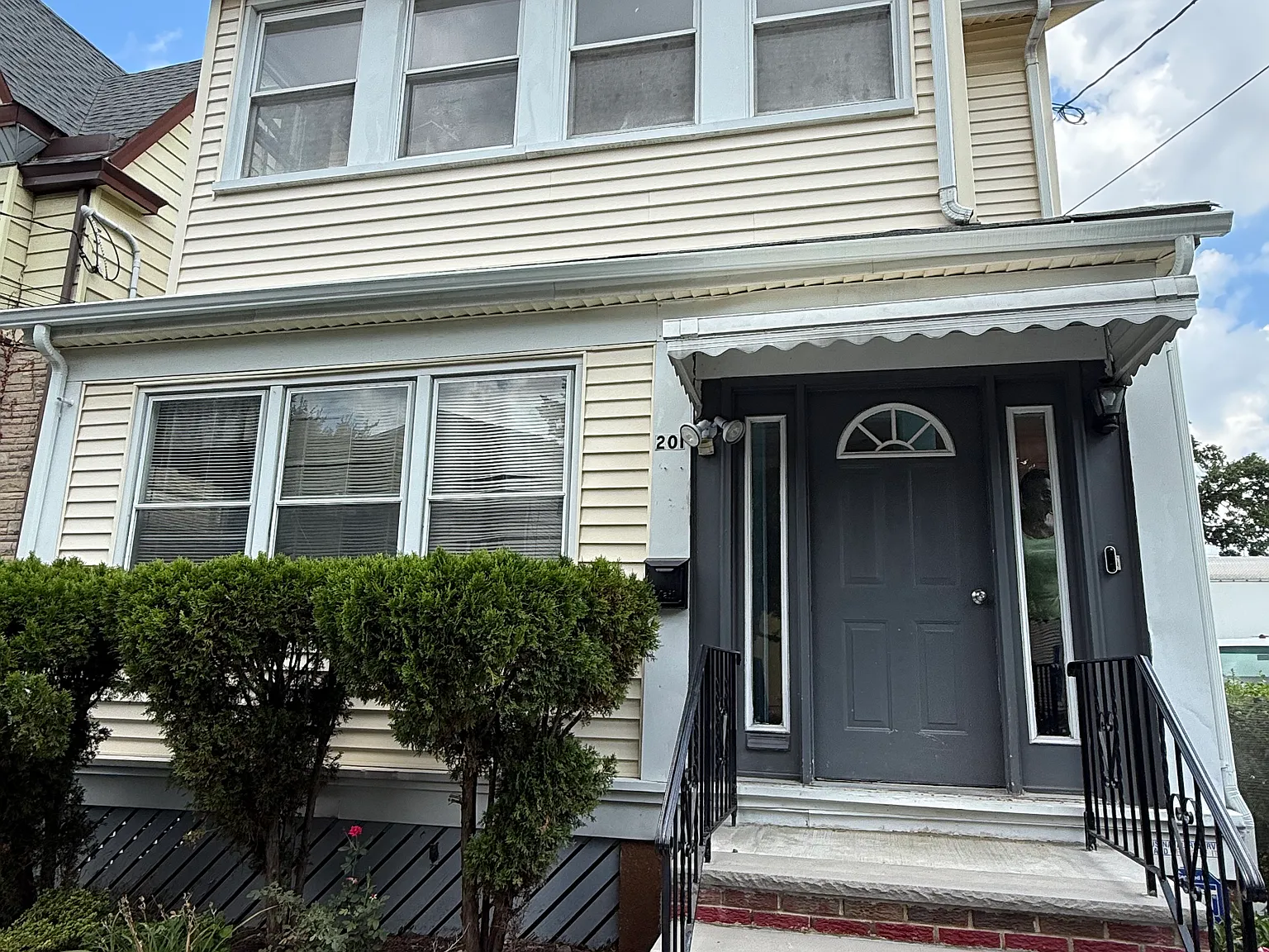 2 bed, 900 sqft, $2,100 — Photo 1