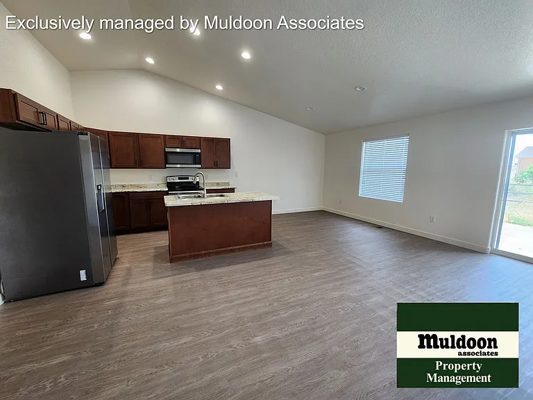 251 W Acorn Dr — Photo 2