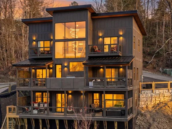 219 Chimney Tops Way, Gatlinburg, TN 37738