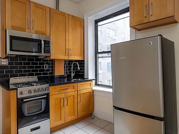 5th image of 202 W 14th St APT 4R