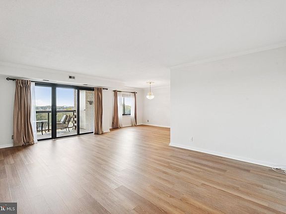 3rd image of 205 Yoakum Pkwy Unit 823