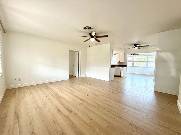 235 SE Madison Cir N — Photo 5