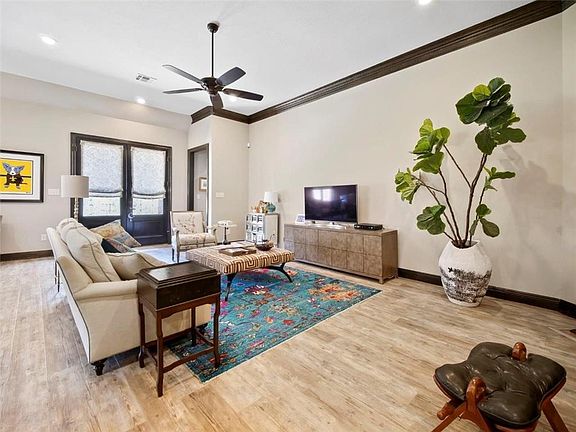 3rd image of 912 Middlebrook Cir
