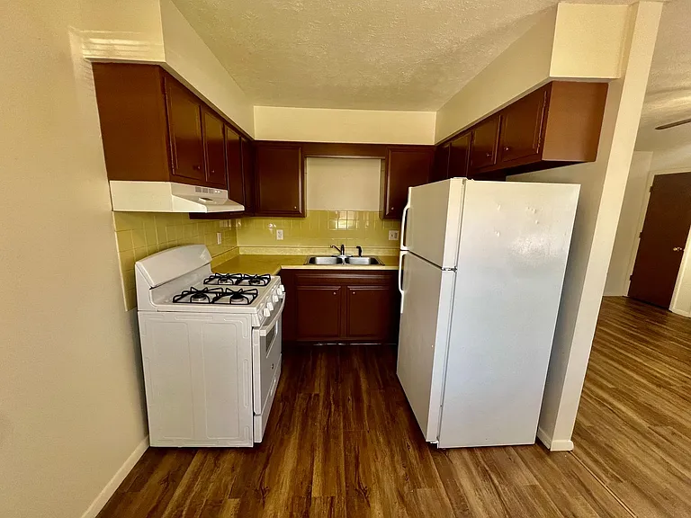 102 College Park — Photo 3