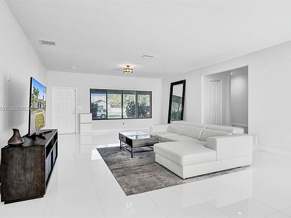 5th image of 1102 Meadowlark Ave