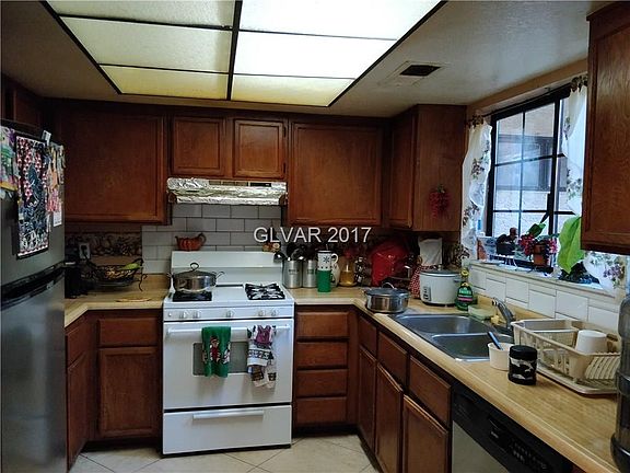 3rd image of 1809 Yellow Rose St