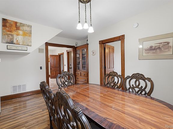 5th image of 502 E Logan St