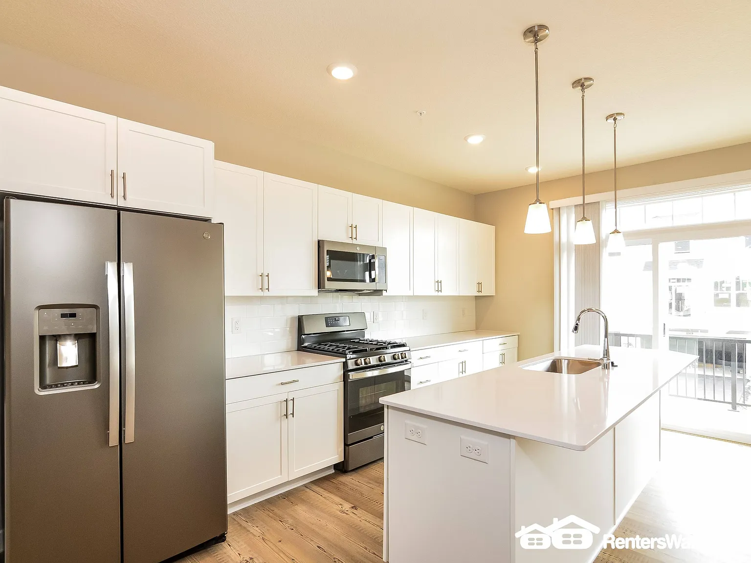 NEW 3 Bed/2.5 Bath Townhome in Oakdale — Photo 4