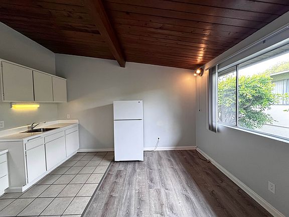 5th image of 222 S Oak Knoll Ave APT 5