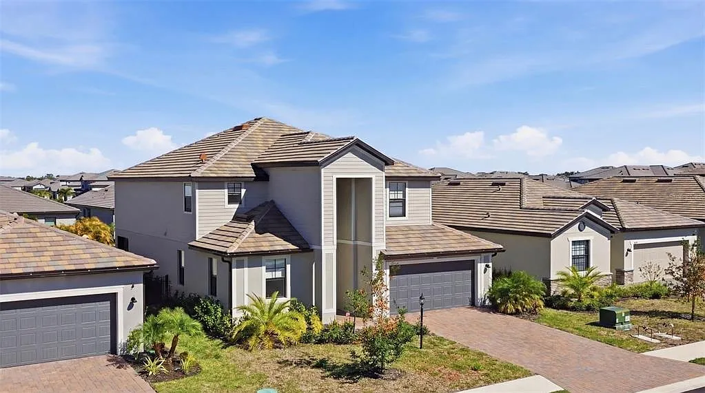 5 bed, 3.0 bath, 3257 sqft, $4,800 — Photo 2