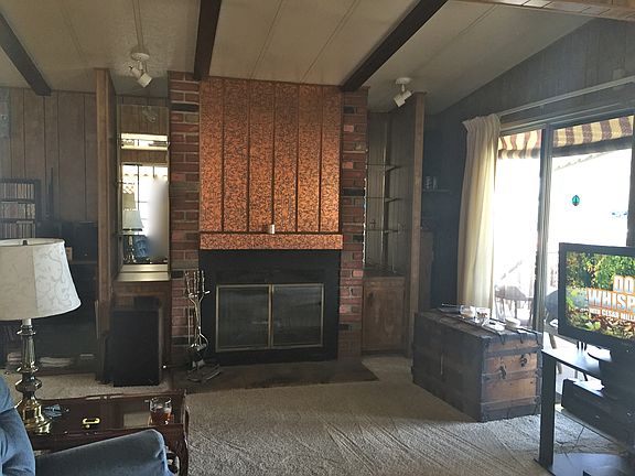 Living Room with fireplace