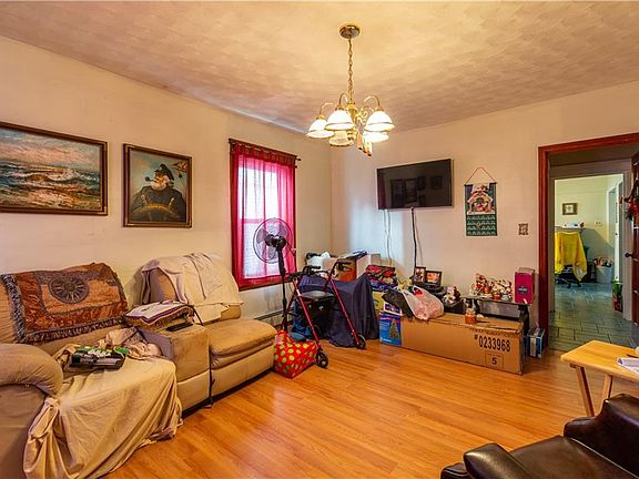 4th image of 207 New York Ave