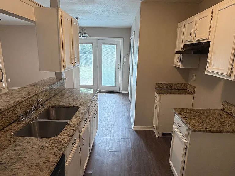 7009 Greenview Cir N — Photo 5