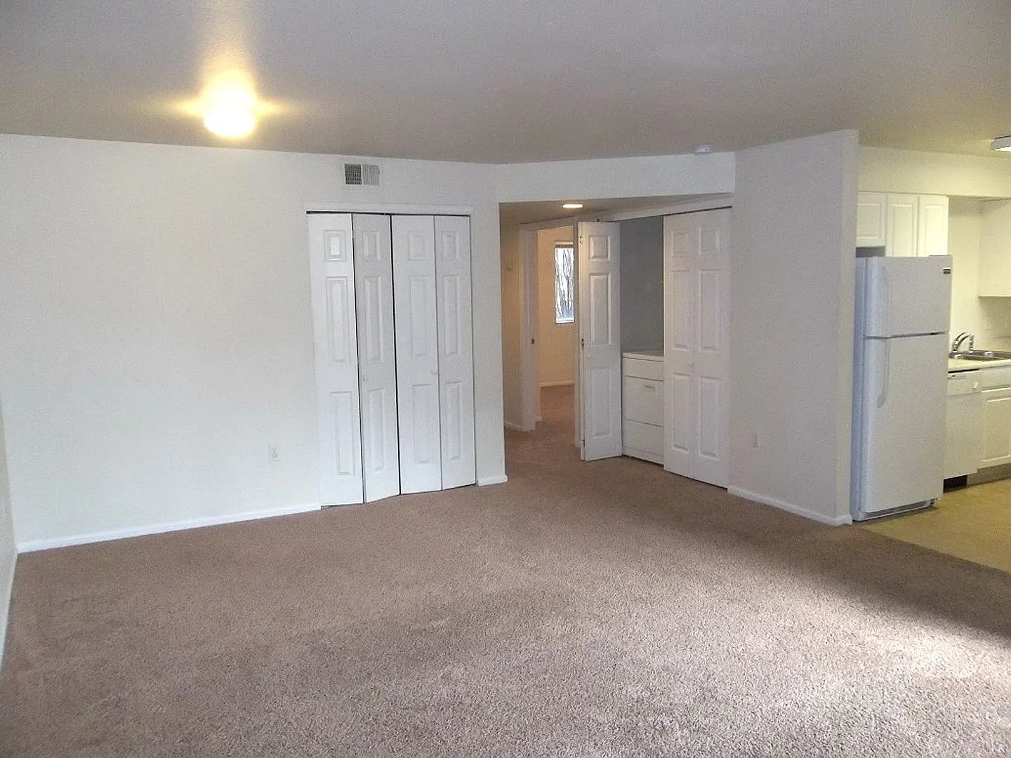 Spacious 2-Bedroom Condo with Garage & Pool Access — Photo 3