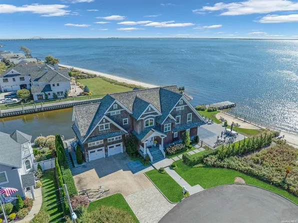 27 E Davison Lane, West Islip, NY 11795