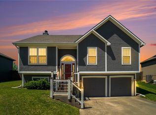 1002 SW Whitetail Dr, Oak Grove, MO 64075