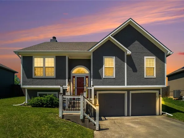 1002 SW Whitetail Dr, Oak Grove, MO 64075