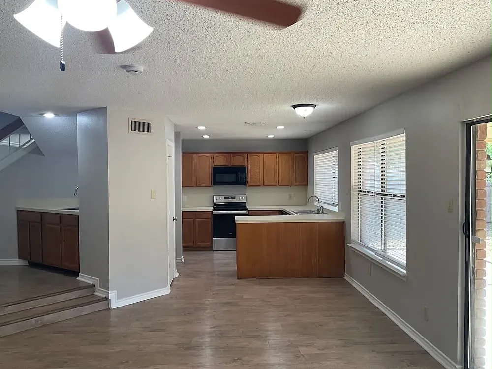 3 bed, 2.5 bath, 2122 sqft, $2,460 — Photo 2