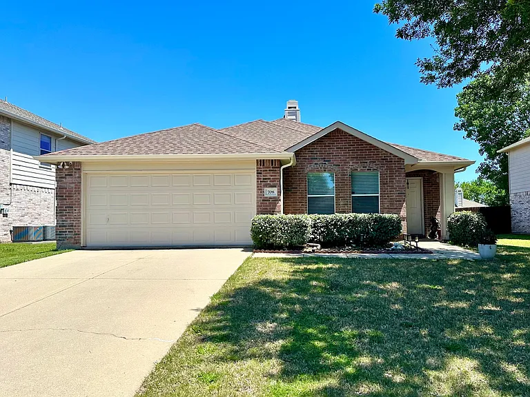 708 Claiborn Ln — Photo 1