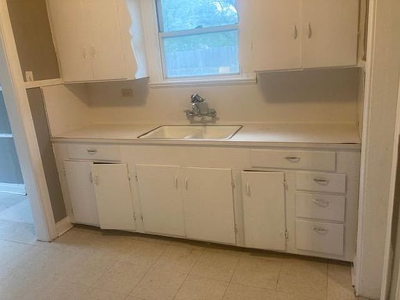 5th image of 1001 E Sabine St