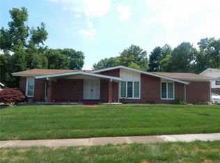 4010 Woodcrest Dr, Florissant, MO 63033