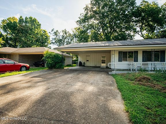 2nd image of 2044 Country Club Dr