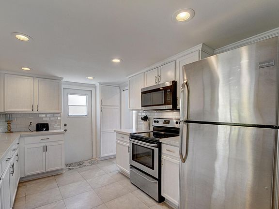 3rd image of 402 N B St APT A