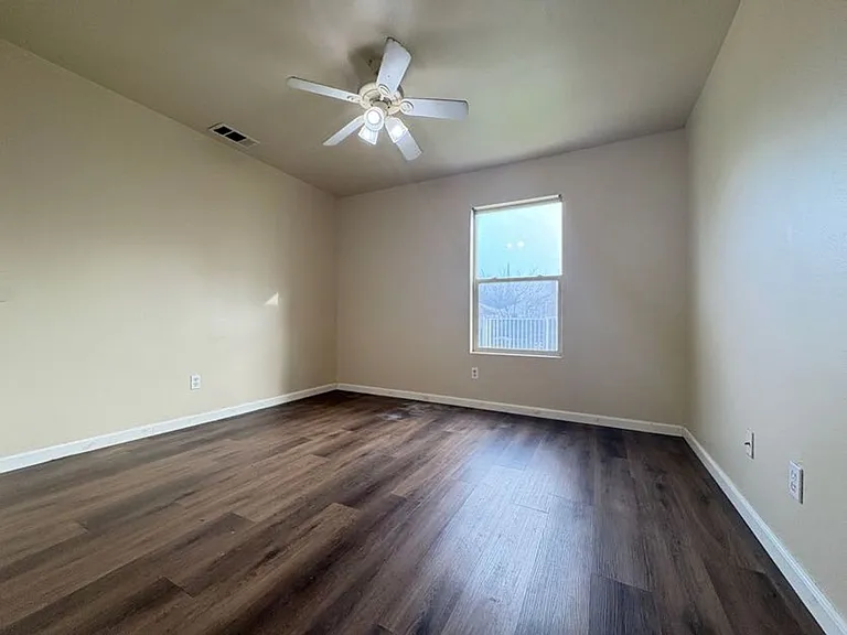 1003 Victoria Ave — Photo 9