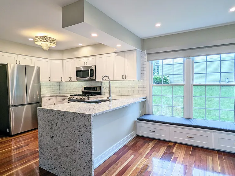 404 Orleans Ave — Photo 7
