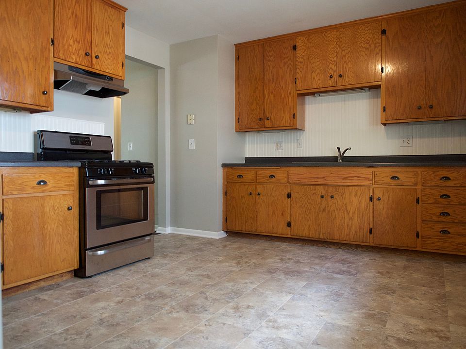 2nd image of 322 Queen Ave N