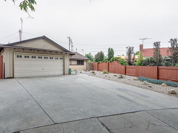3rd image of 16109 Osborne St