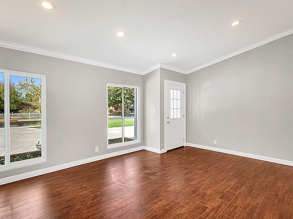 4th image of 22856 Wyandotte St