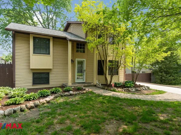 4022 Hazelett Dr, Waterford, MI 48328