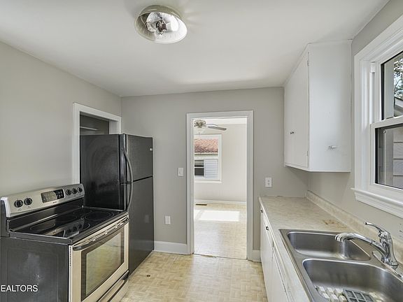 3rd image of 111 Park Dr