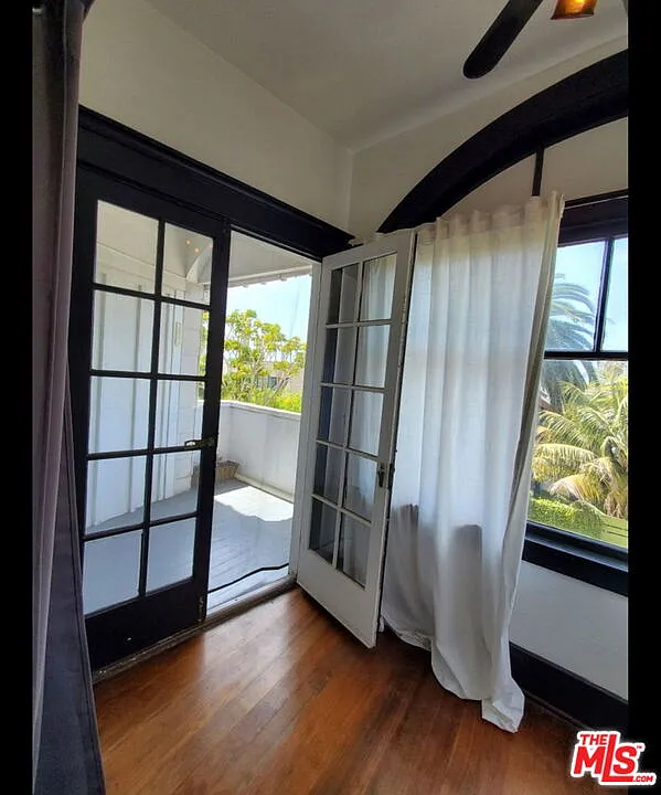 1 bed, 1.0 bath, 400 sqft, $2,998 — Photo 2