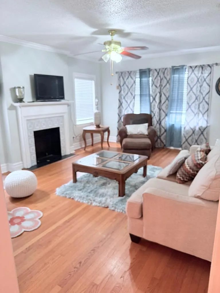 2 bed, 1000 sqft, $1,300 — Photo 3