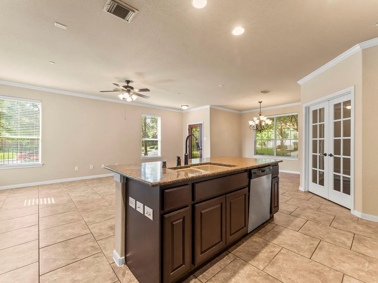 3 bed, 2.5 bath, 2232 sqft, $2,300 — Photo 4