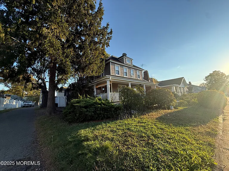 604 Irving Pl — Photo 2