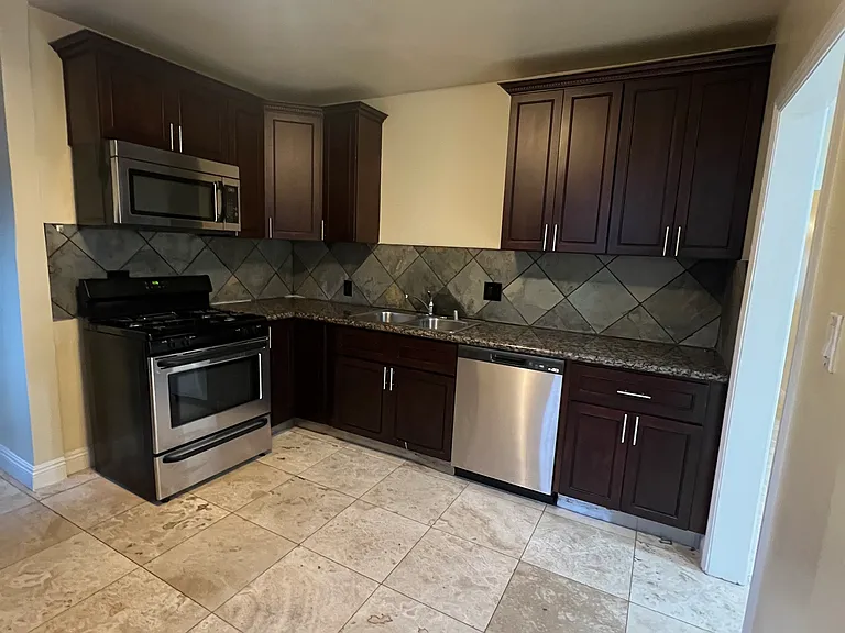 5538 Riverton Ave #A — Photo 7