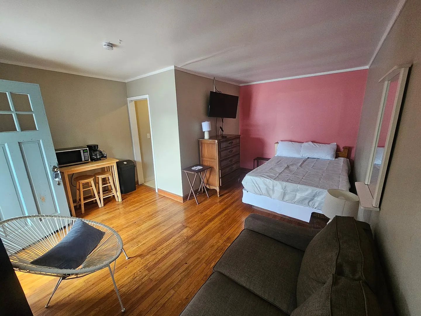 All Inclusive Furnished Studio Apartment — Photo 3