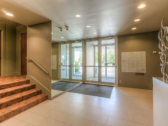 4th image of 4821 Roanoke Pkwy APT 403