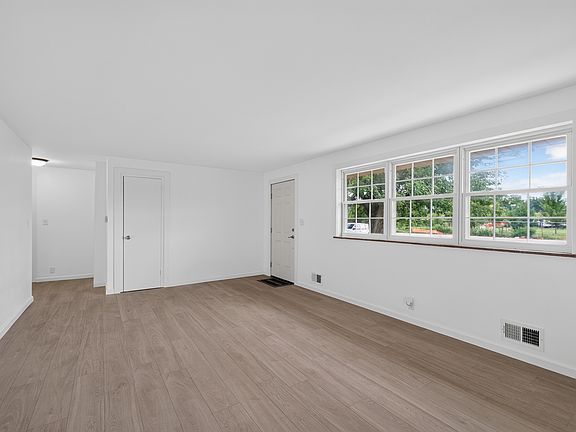 5th image of 726 E School St