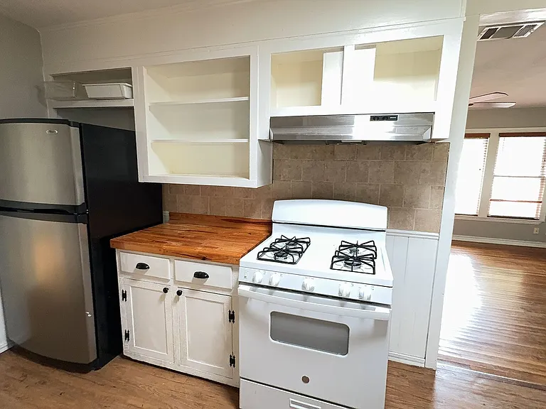 1207 Redondo Dr — Photo 2