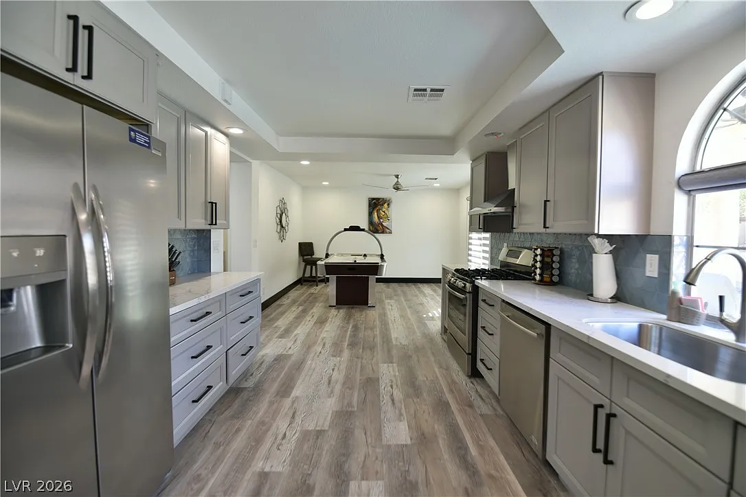 3 bed, 2.5 bath, 1759 sqft, $4,800 — Photo 4