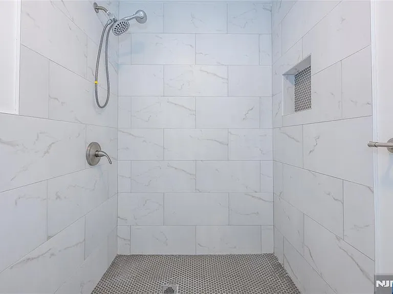 238 Van Ave — Photo 32