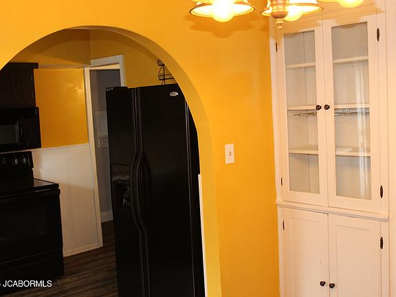 5th image of 714 Houchin St
