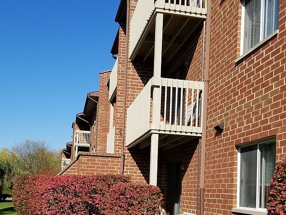 5th image of 940 N Lakeside Dr APT 2A