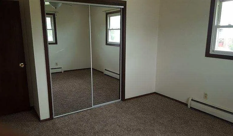 1310 E Kilbourn Ave — Photo 8